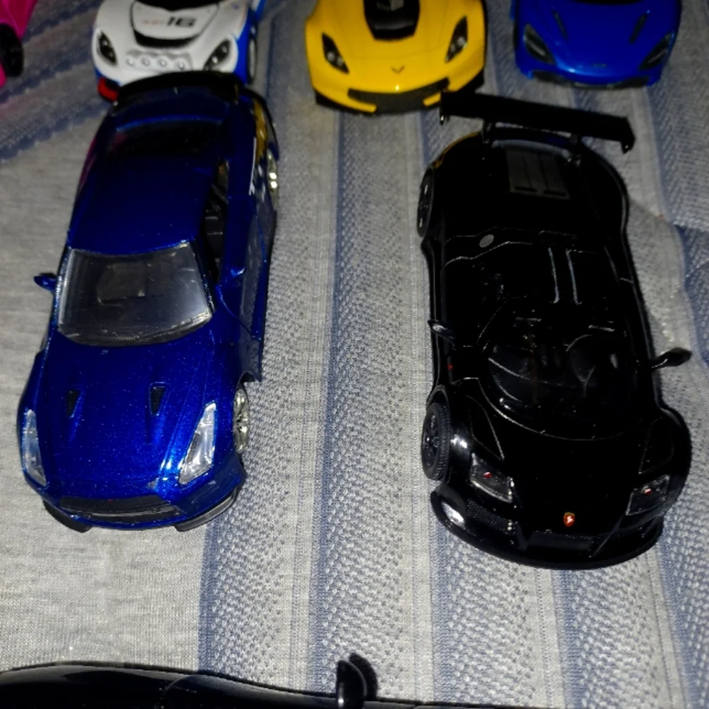 Assorted KINTOY Die-Cast Toy Cars Set Of 12 - Picture 6 of 7